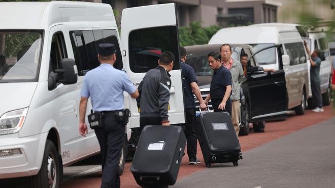 乌度卡：我比赛中跟申京有交流 希望他加快移动速度 更果断一些